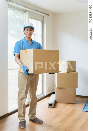 引越業者_男性スタッフ 70898440