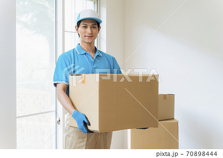 引越業者_男性スタッフ 70898444