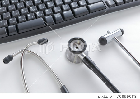 治療費と医療イメージ(聴診器、打診器、キーボード) 治療費と医療イメージ(聴診器、打診器、キーボード) 70899088