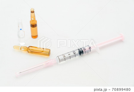 新型コロナウィルスのワクチンイメージ 70899480