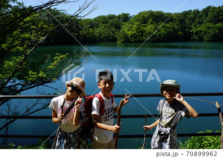 十二湖 青森 王池 子供達 ハイキング 小学生 十二湖 青森 王池 子供達 ハイキング 小学生 70899962