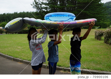 三兄弟　プール　浮き輪　楽しい　夏休み　トリオ  70900106