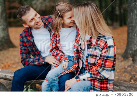 photo of a wonderful family in the autumn forest on a bench 70901500