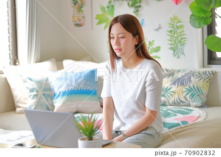 オンラインミーティング_神妙な顔で話を聞く女性 オンラインミーティング_神妙な顔で話を聞く女性 70902832