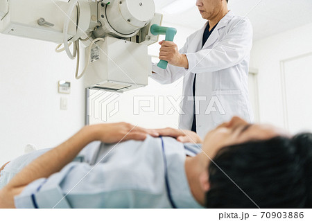 レントゲン撮影をする医師のイメージ 70903886