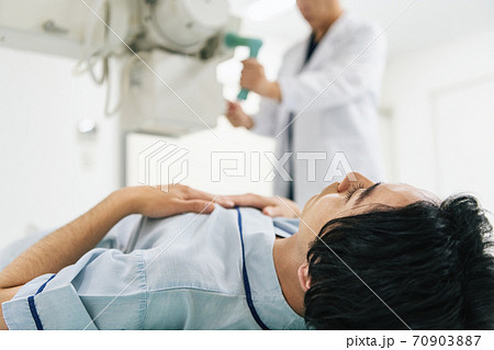 レントゲン撮影をする男性のイメージ 70903887