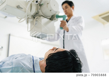 レントゲン撮影をする男性のイメージ レントゲン撮影をする男性のイメージ 70903888