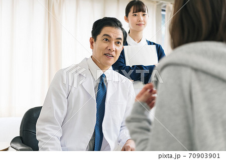 クリニックで診察する医師 70903901