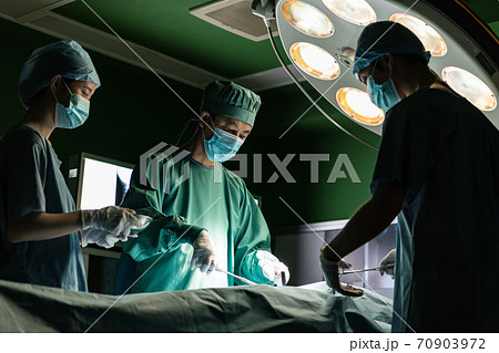 病院内での手術イメージ 病院内での手術イメージ 70903972