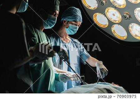 病院内での手術イメージ 70903975