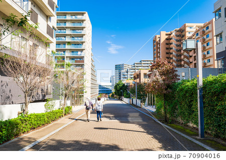 マンションが建ち並ぶ住宅街 マンションが建ち並ぶ住宅街 70904016