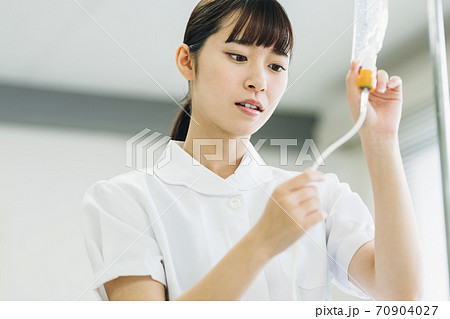 点滴の準備をする女性看護師 点滴の準備をする女性看護師 70904027