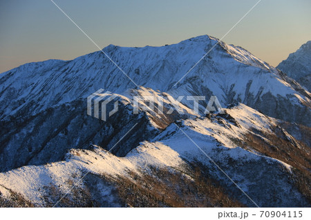 北アルプス燕岳から 夕陽に映える初冠雪の表銀座コース 大天井岳 常念岳遠景の写真素材