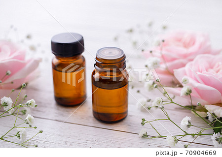 アロマオイルとピンクのバラ アロマセラピーイメージ素材の写真素材