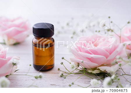 アロマオイルとピンクのバラ アロマセラピーイメージ素材の写真素材