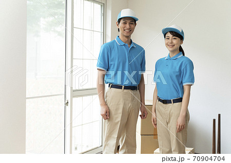 引っ越し業者イメージ_男女スタッフ 70904704