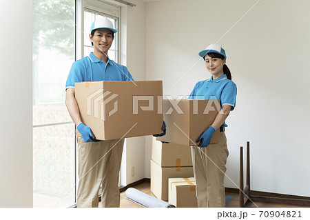 引っ越し業者イメージ_男女スタッフ 70904821
