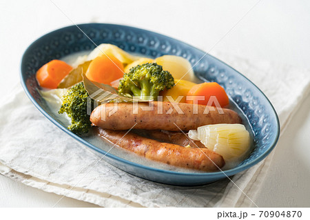 ソーセージと野菜たっぷりの野菜たっぷりのポトフ ソーセージと野菜たっぷりの野菜たっぷりのポトフ 70904870