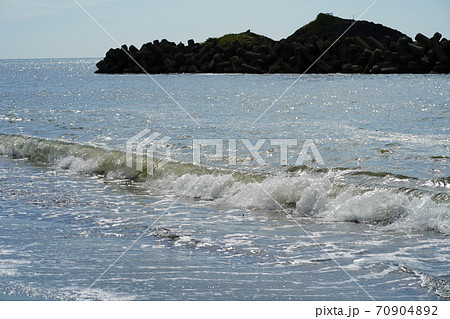八森の雄島と打ち寄せる波の風景 70904892