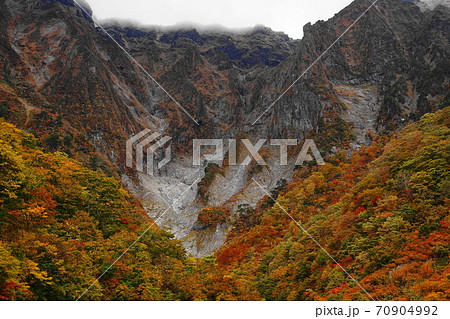 10月 みなかみ町15谷川岳一ノ倉沢の紅葉の写真素材