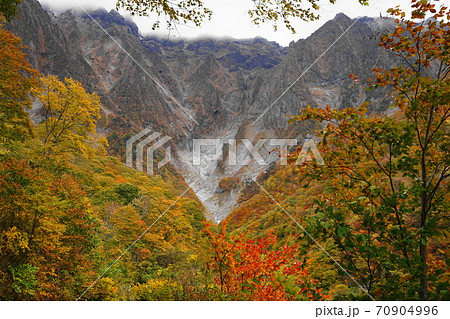 10月 みなかみ町12谷川岳一ノ倉沢の紅葉の写真素材