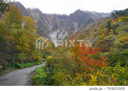 10月 みなかみ町09谷川岳一ノ倉沢の紅葉の写真素材