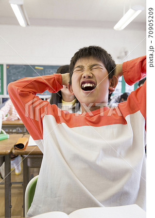 勉強に悩む男の子 勉強に悩む男の子 70905209
