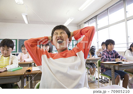 勉強に悩む男の子 勉強に悩む男の子 70905210