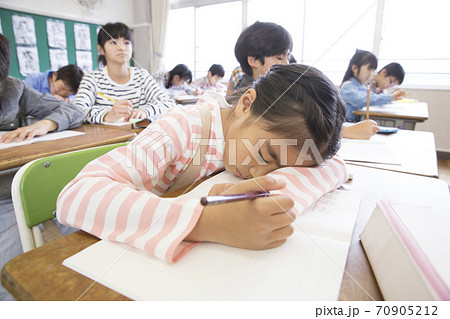 居眠りする女の子 居眠りする女の子 70905212