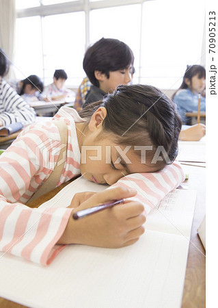 居眠りする女の子 70905213