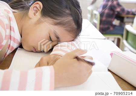 居眠りする女の子 70905214