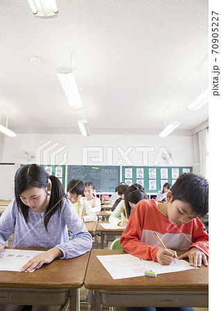 テストをする小学生 テストをする小学生 70905227