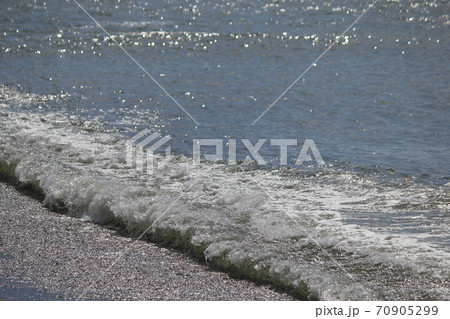 海岸に打ち寄せる波の風景の写真素材
