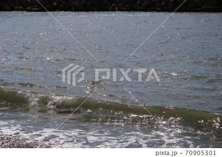 穏やかに打ち寄せる波のシーンの写真素材