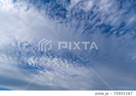 秋の空 青空と巻積雲 広角 d-1-1 秋の空 青空と巻積雲 広角 d-1-1 70905387