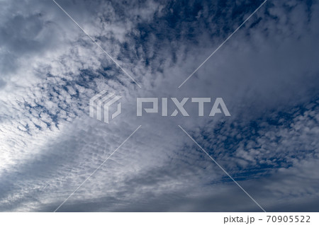 秋の空 青空と巻積雲 広角　h-1-1 70905522