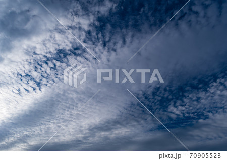 秋の空 青空と巻積雲 広角　h-1-2 鮮やか 70905523