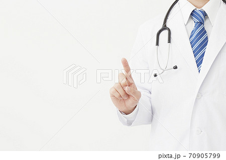 指差しする医師 70905799