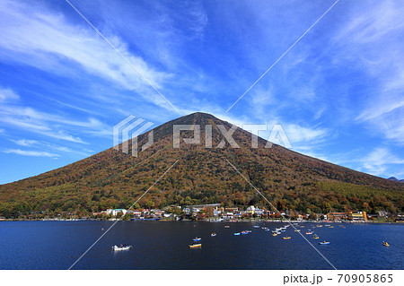 絶景 中尊寺湖と男体山の風景 日光国立公園 絶景 中尊寺湖と男体山の風景 日光国立公園 70905865