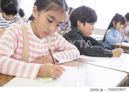テストをする小学生 70905907