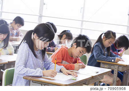 テストをする小学生 70905908