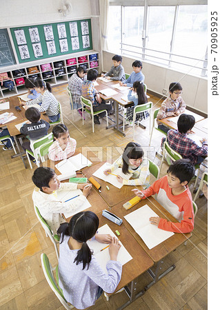 グループ学習をする小学生 70905925