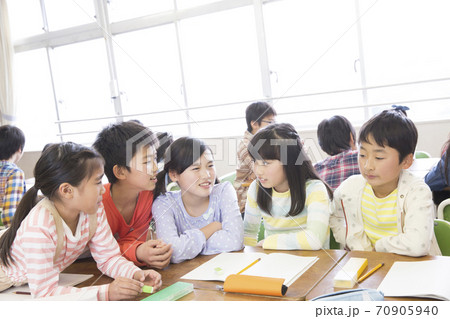 グループ学習をする小学生 グループ学習をする小学生 70905940
