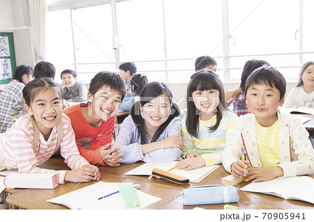 グループ学習をする小学生 70905941