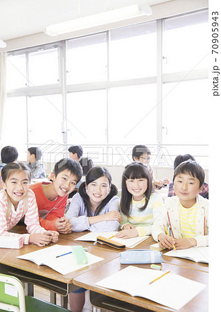 グループ学習をする小学生 グループ学習をする小学生 70905943