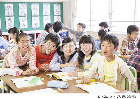 グループ学習をする小学生 グループ学習をする小学生 70905945