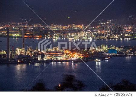 夕暮れの周南工場夜景夜の煌めき 70905978