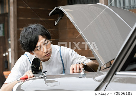 車の修理をする男性 70906185