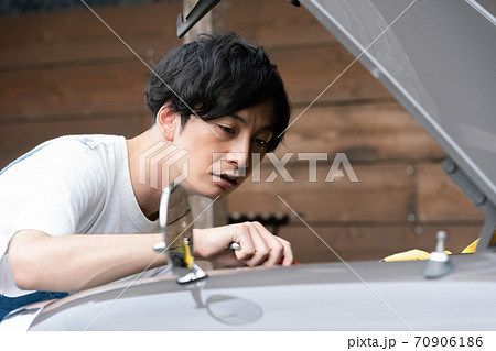 車の修理をする男性 車の修理をする男性 70906186