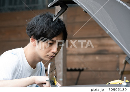 車の修理をする男性 70906189